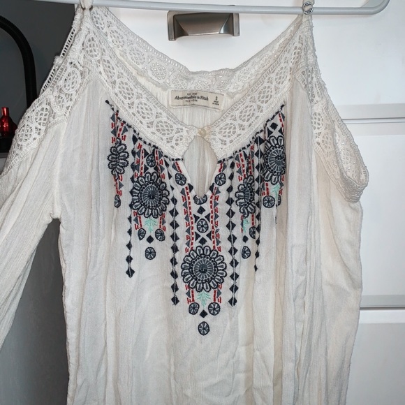 Abercrombie & Fitch Tops - abercrombie open shoulder top